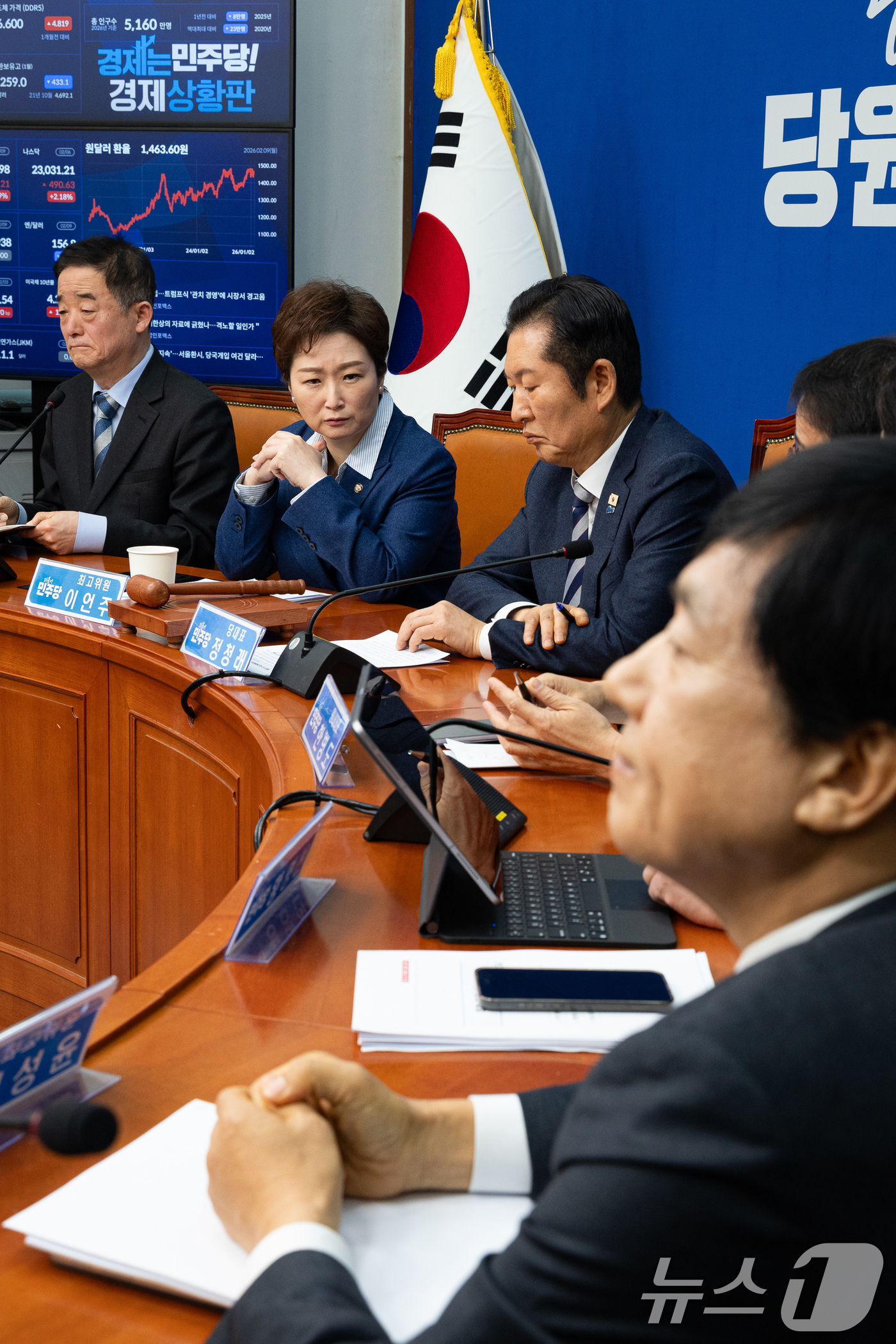 (서울=뉴스1) 유승관 기자 = 정청래 더불어민주당 대표와 이언주 최고위원이 9일 서울 여의도 국회에서 열린 최고위원회의에서 이성윤 최고위원의 모두 발언이 끝나자 대화하고 있다. …