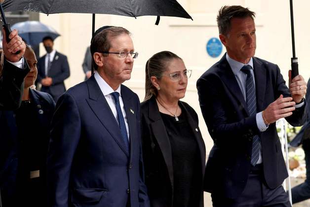 이스라엘 대통령, 호주 본다이비치 찾아 추모…"초청 부적절" 논란도