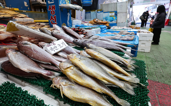 "조기는 빼야 하나"…설 차례상 물가 4%↑, 발품 팔면 '6.6만원' 아낀다