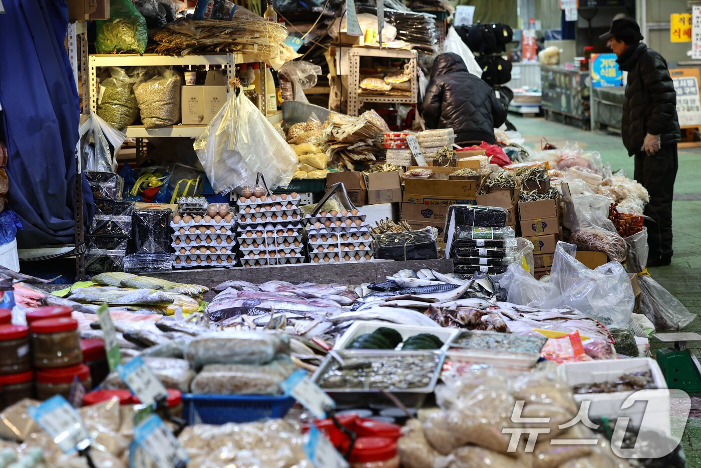 본문 이미지 - 설을 앞둔 9일 서울 마포구 망원시장에서 시민들이 장을 보고 있다. 설 차례상 차림에 필요한 주요 성수품 구매 비용이 작년보다 4% 넘게 오른 것으로 나타났다. 서울시농수산식품공사가 9일 발표한 대형마트, 전통시장, 가락시장(가락몰) 등 25곳을 조사한 '설 차례상 차림 비용'을 보면 올해 설 전통시장 구매비용은 23만3782원으로 전년 대비 4.3% 상승했고 대형마트는 27만1228원으로 4.8% 올랐다. ⓒ 뉴스1 김도우 기자