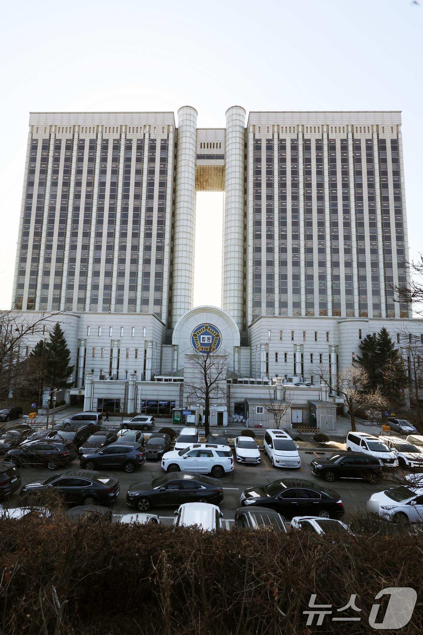 (서울=뉴스1) 황기선 기자 = 9일 서울 서초구 서울중앙지방법원에 적막감이 흐르고 있다. 서울중앙지법은 이날 세번째 전체판사회의를 열고 내란·외환죄 사건의 구체적인 전담재판부 구 …