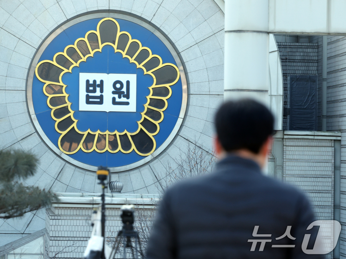 (서울=뉴스1) 황기선 기자 = 9일 서울 서초구 서울중앙지방법원에 적막감이 흐르고 있다. 서울중앙지법은 이날 세번째 전체판사회의를 열고 내란·외환죄 사건의 구체적인 전담재판부 구 …