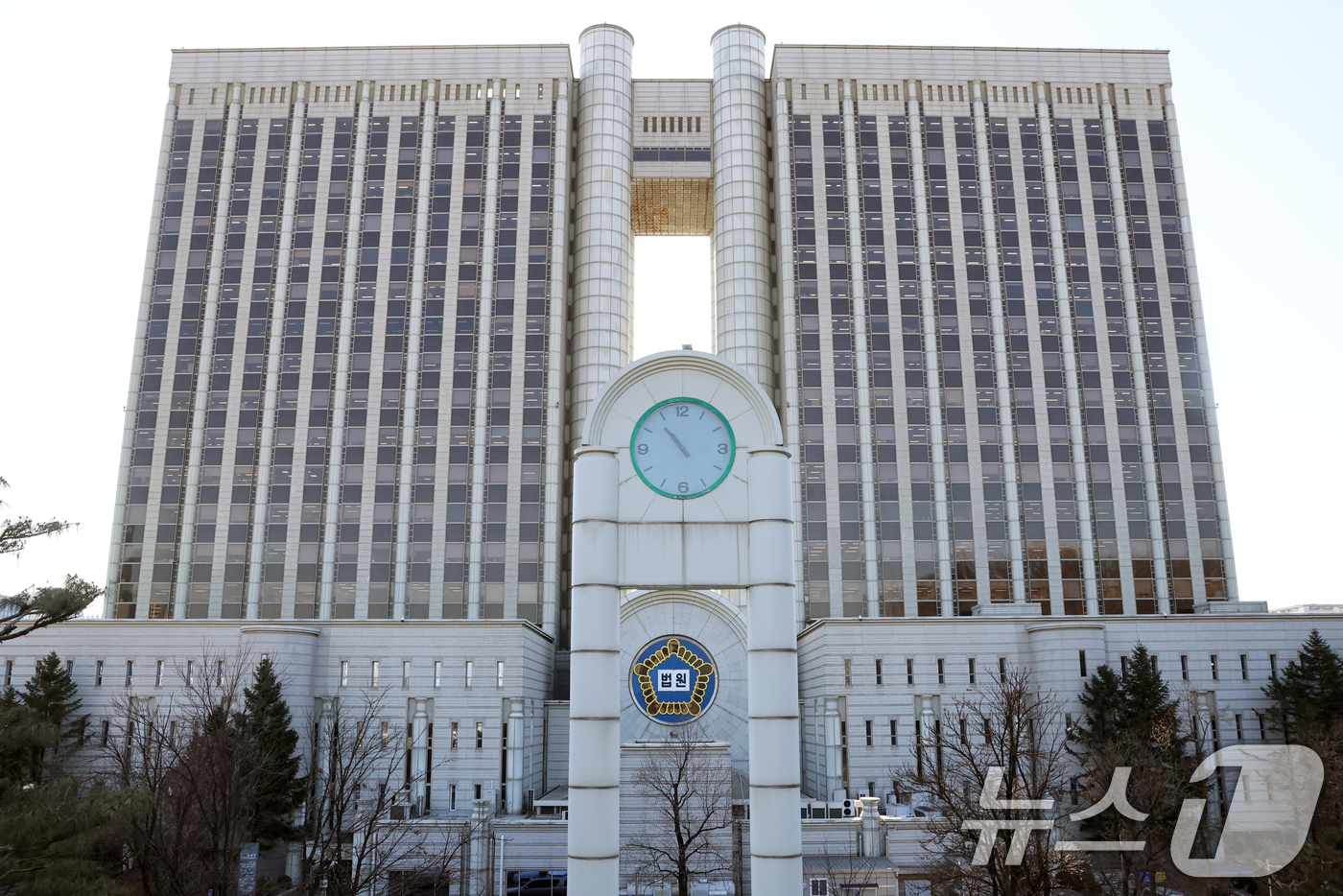 (서울=뉴스1) 황기선 기자 = 9일 서울 서초구 서울중앙지방법원에 적막감이 흐르고 있다. 서울중앙지법은 이날 세번째 전체판사회의를 열고 내란·외환죄 사건의 구체적인 전담재판부 구 …