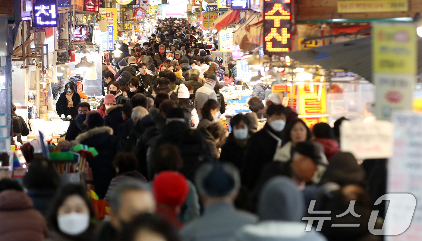 (부산=뉴스1) 윤일지 기자 = 설 연휴를 앞둔 9일 부산 부산진구 부전시장이 명절 제수용품을 구입하려는 시민들로 북적이고 있다.  2026.2.9/뉴스1
