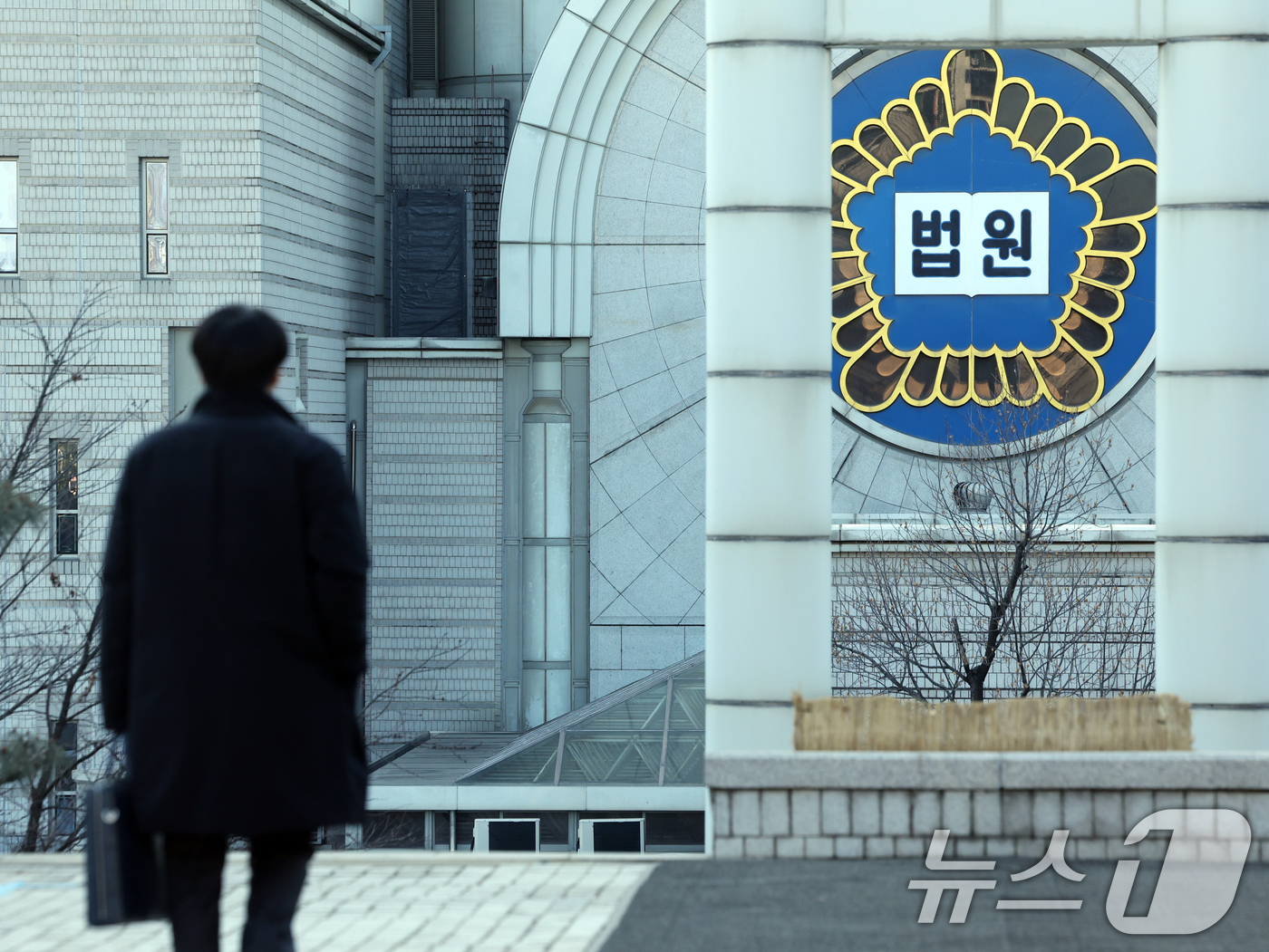 (서울=뉴스1) 황기선 기자 = 9일 서울 서초구 서울중앙지방법원에 적막감이 흐르고 있다. 서울중앙지법은 이날 세번째 전체판사회의를 열고 내란·외환죄 사건의 구체적인 전담재판부 구 …