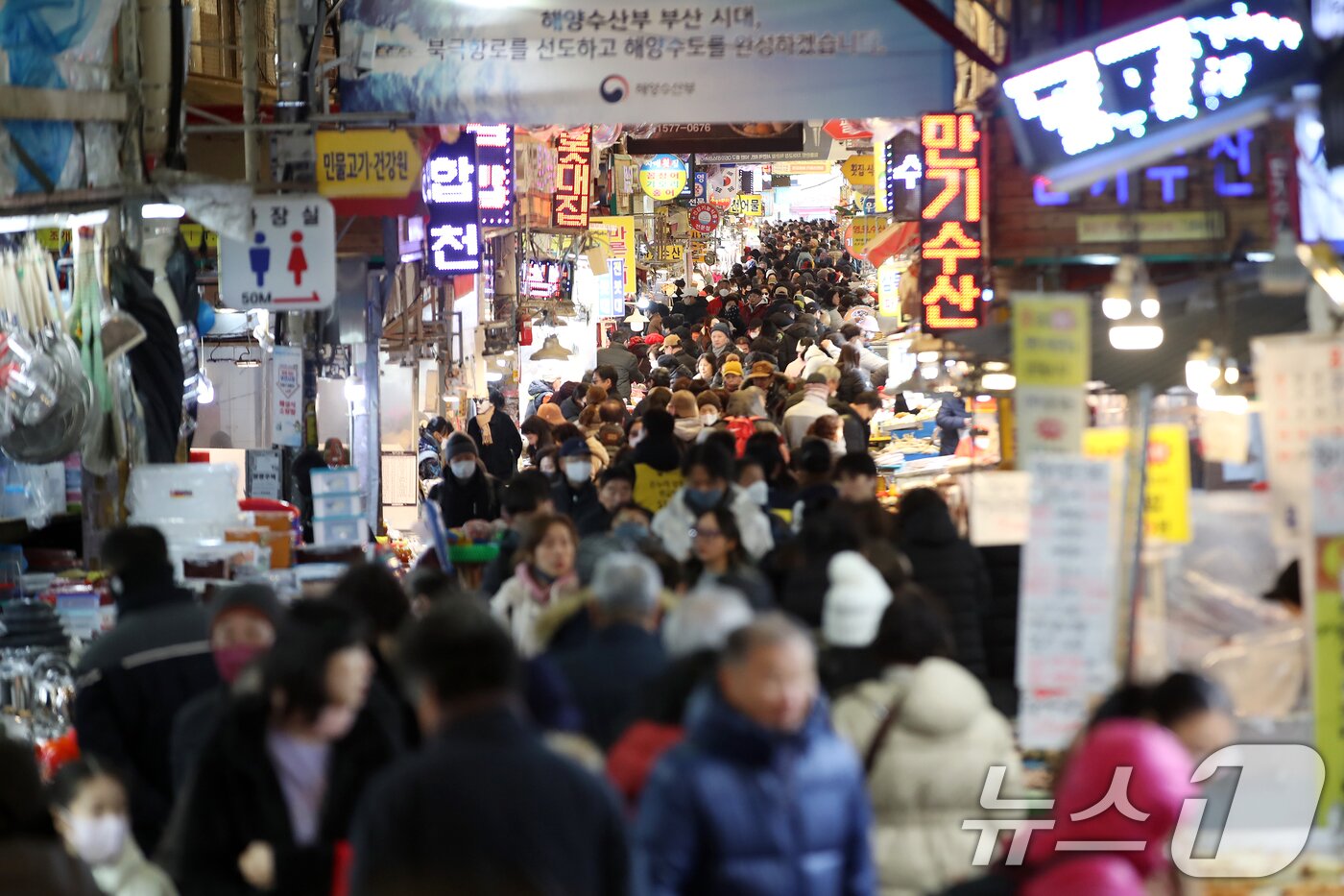 본문 이미지 - 설 연휴를 앞둔 9일 부산 부산진구 부전시장이 명절 제수용품을 구입하려는 시민들로 북적이고 있다. 2026.2.9 ⓒ 뉴스1 윤일지 기자