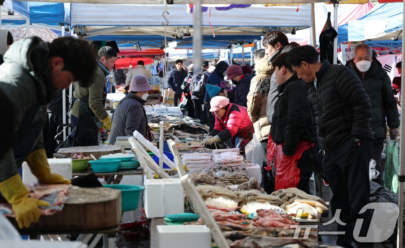 본문 이미지 - 민족 대명절 설을 일주일여 앞둔 9일 경기 성남시 중원구 모란민속5일장에서 시민들이 제수용품을 구매하고 있다. 2026.2.9 ⓒ 뉴스1 김영운 기자