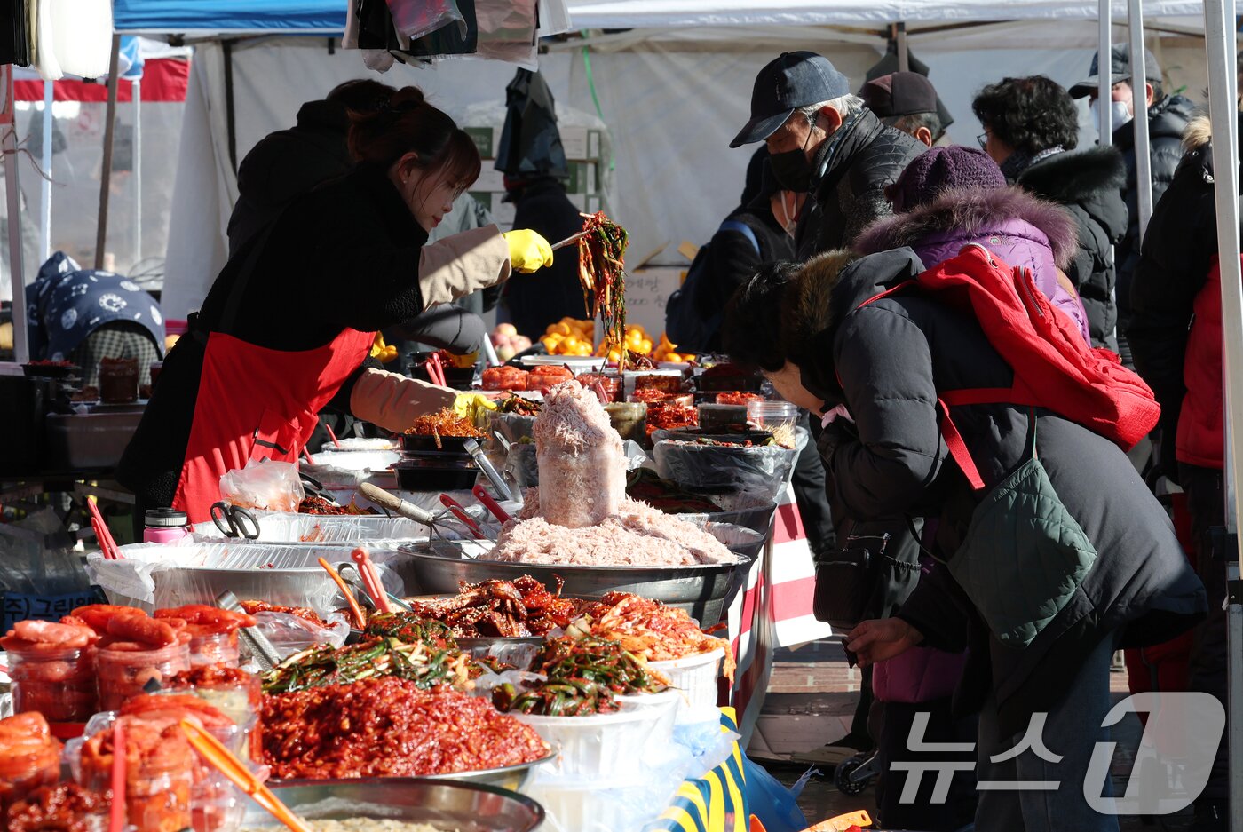 본문 이미지 - 민족 대명절 설을 일주일여 앞둔 9일 경기 성남시 중원구 모란민속5일장에서 시민들이 제수용품을 구매하고 있다. 2026.2.9 ⓒ 뉴스1 김영운 기자