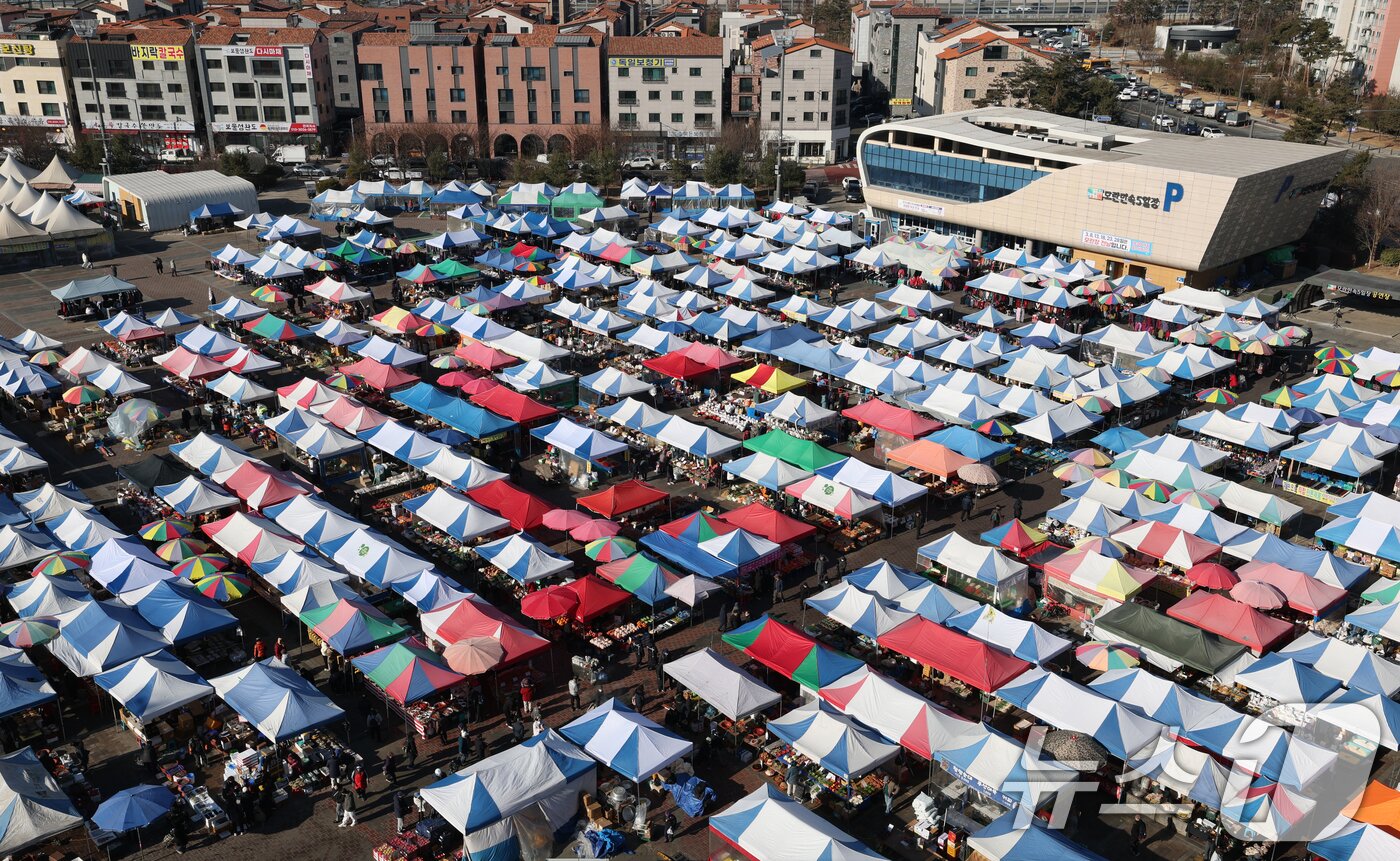 본문 이미지 - 민족 대명절 설을 일주일여 앞둔 9일 경기 성남시 중원구 모란민속5일장에서 시민들이 제수용품을 구매하고 있다. 2026.2.9 ⓒ 뉴스1 김영운 기자
