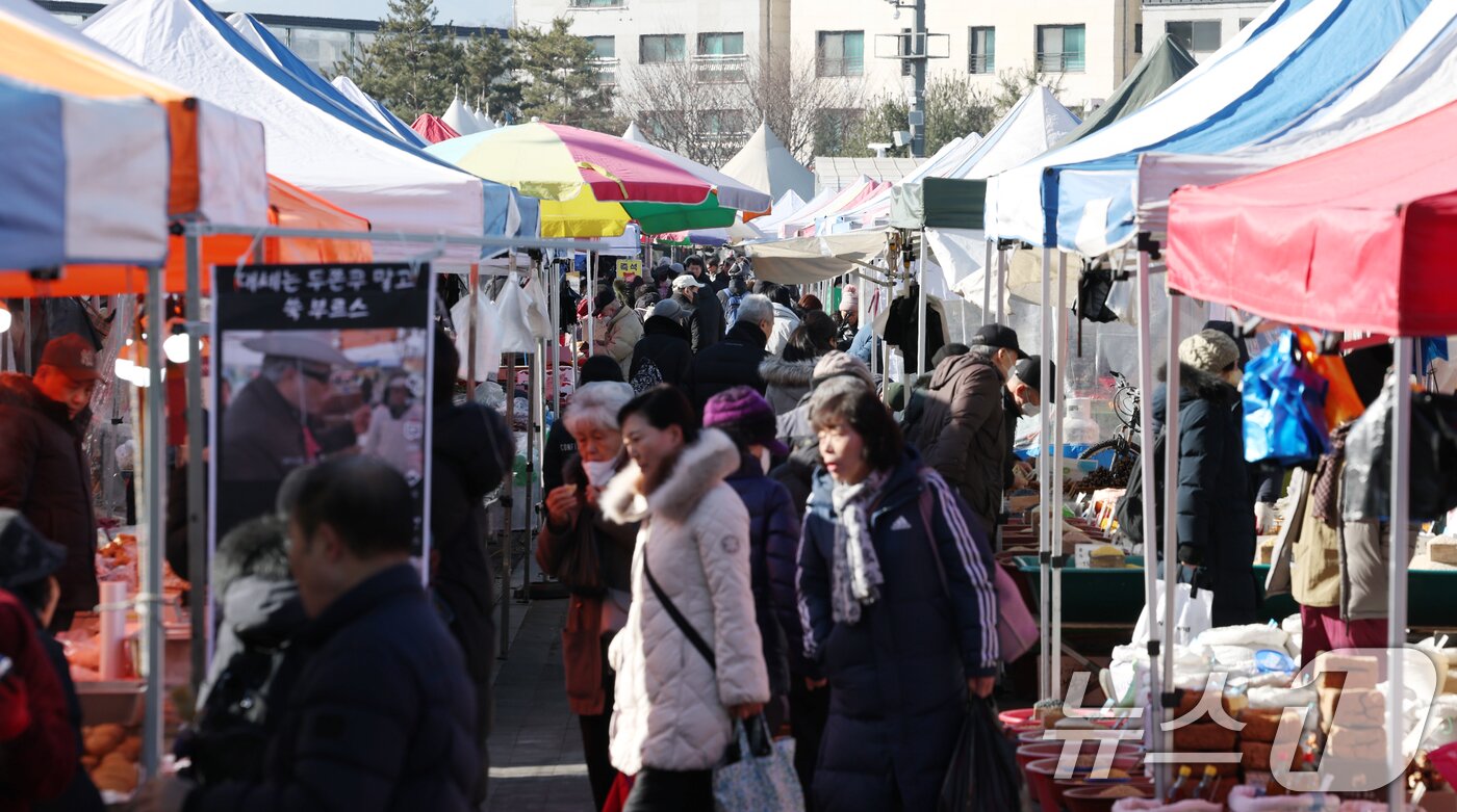 본문 이미지 - 민족 대명절 설을 일주일여 앞둔 9일 경기 성남시 중원구 모란민속5일장에서 시민들이 제수용품을 구매하고 있다. 2026.2.9 ⓒ 뉴스1 김영운 기자