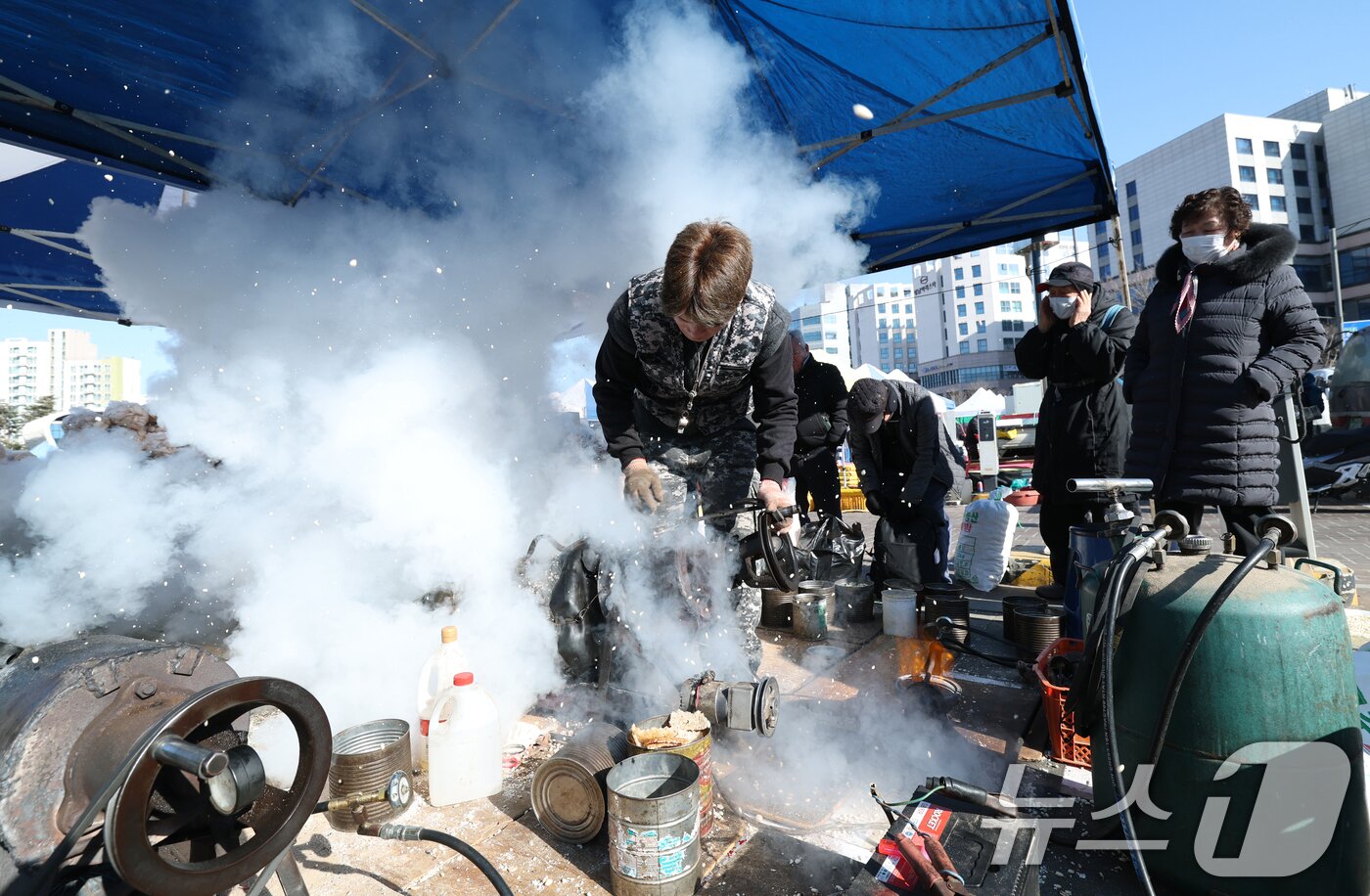 본문 이미지 - 민족 대명절 설을 일주일여 앞둔 9일 경기 성남시 중원구 모란민속5일장에서 시민들이 제수용품을 구매하고 있다. 2026.2.9 ⓒ 뉴스1 김영운 기자