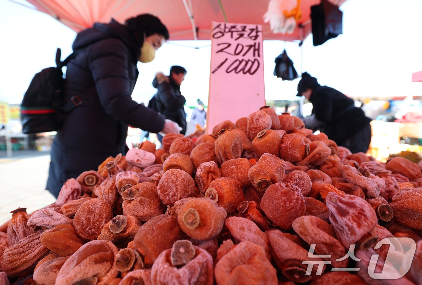 본문 이미지 - 민족 대명절 설을 일주일여 앞둔 9일 경기 성남시 중원구 모란민속5일장에서 시민들이 제수용품을 구매하고 있다. 2026.2.9 ⓒ 뉴스1 김영운 기자