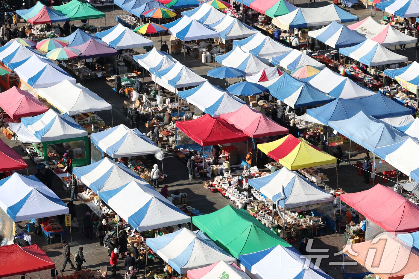 본문 이미지 - 민족 대명절 설을 일주일여 앞둔 9일 경기 성남시 중원구 모란민속5일장에서 시민들이 제수용품을 구매하고 있다. 2026.2.9 ⓒ 뉴스1 김영운 기자