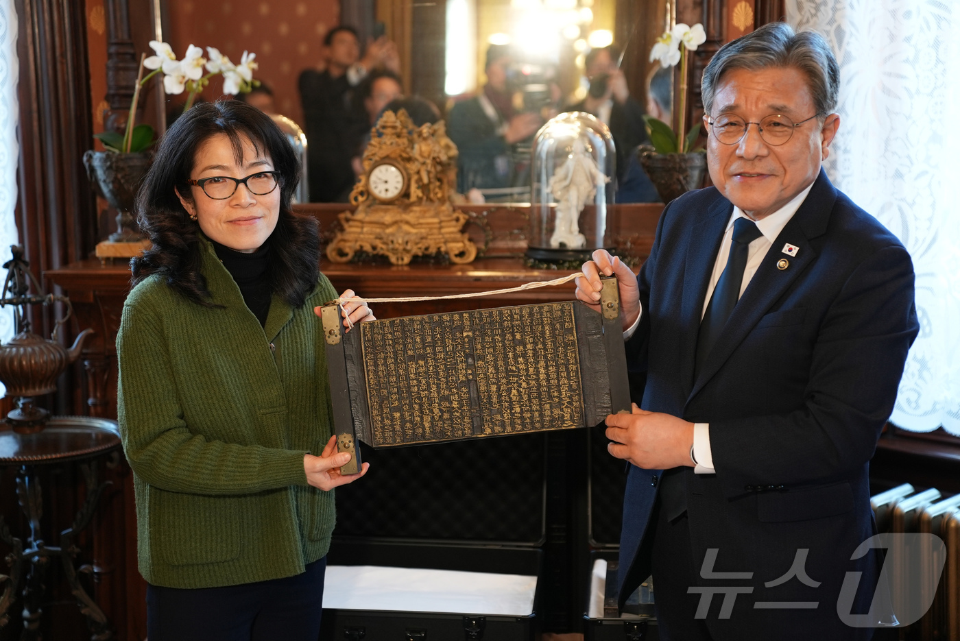(서울=뉴스1) = 허민 국가유산청장(오른쪽)이 8일 오후(현지 시간) 미국 워싱턴 주미대한제국공사관에서 열린 책판 기증식에서 조선 후기 문신 관료 번암 채제공이 문집 ‘번암집’ …
