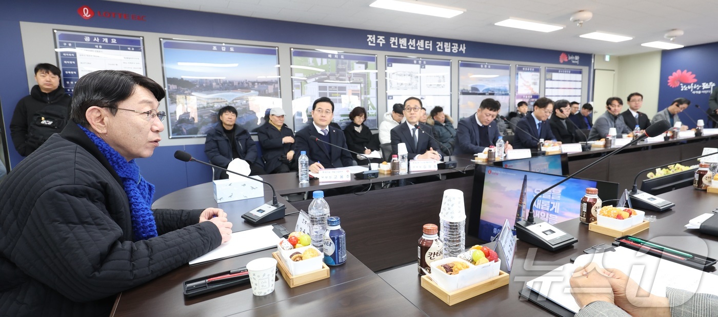 (전주=뉴스1) 유경석 기자 = 우범기 전주시장이 9일 전북 전주시 옛 종합경기장 일원을 찾아 전주컨벤션센터 건립공사 현장점검에 앞서 열린 간담회에서 인사말을 하고 있다. 2026 …