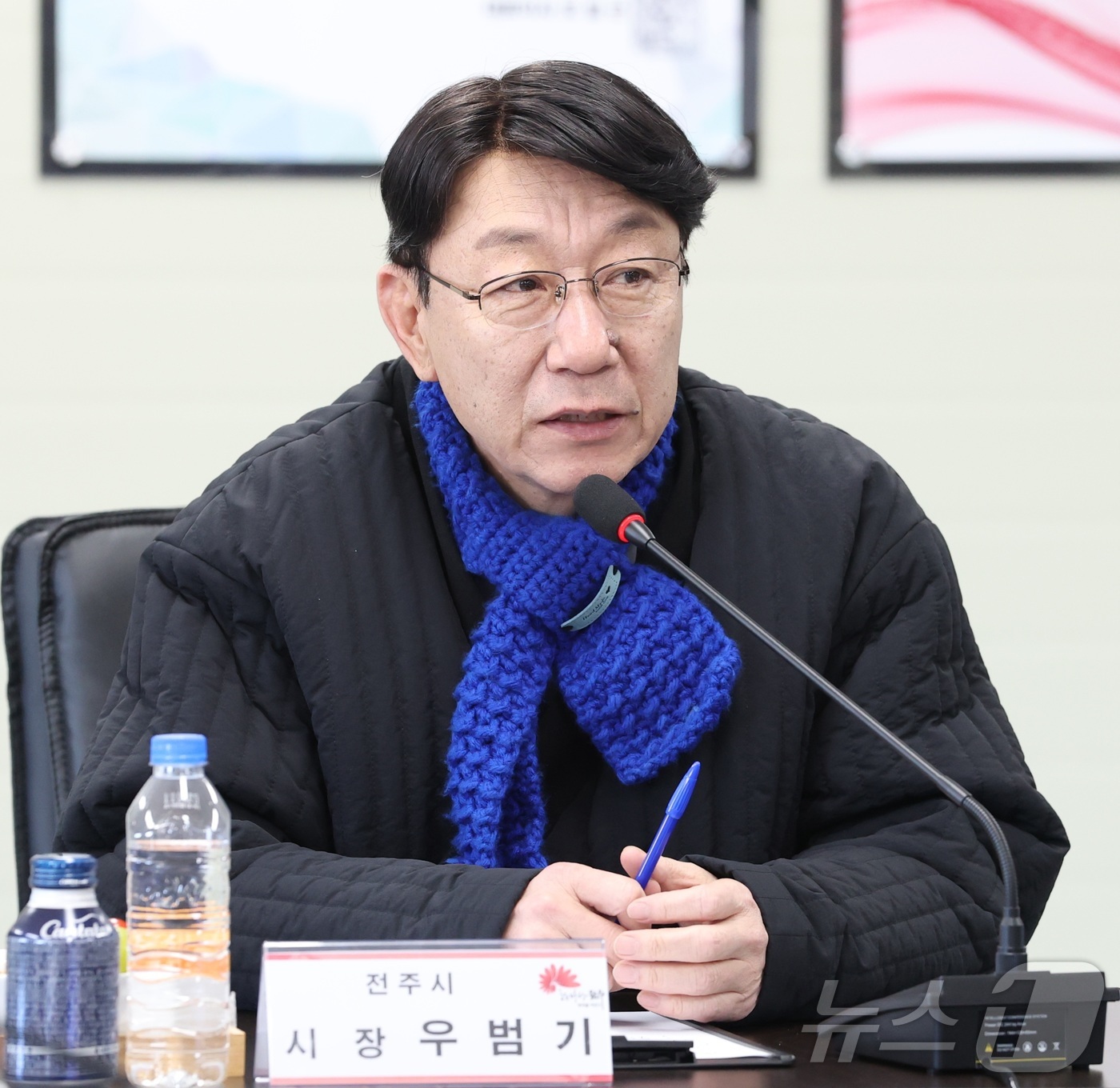 (전주=뉴스1) 유경석 기자 = 우범기 전주시장이 9일 전북 전주시 옛 종합경기장 일원을 찾아 전주컨벤션센터 건립공사 현장점검에 앞서 열린 간담회에서 인사말을 하고 있다. 2026 …