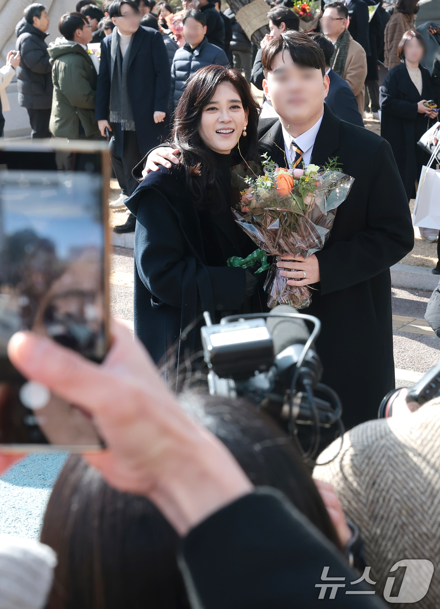 (서울=뉴스1) 권현진 기자 = 이부진 호텔신라 사장이 9일 서울 강남구 휘문고등학교에서 열린 아들 임동현군의 졸업식에 참석해 기념 촬영을 하고 있다. 2026.2.9/뉴스1