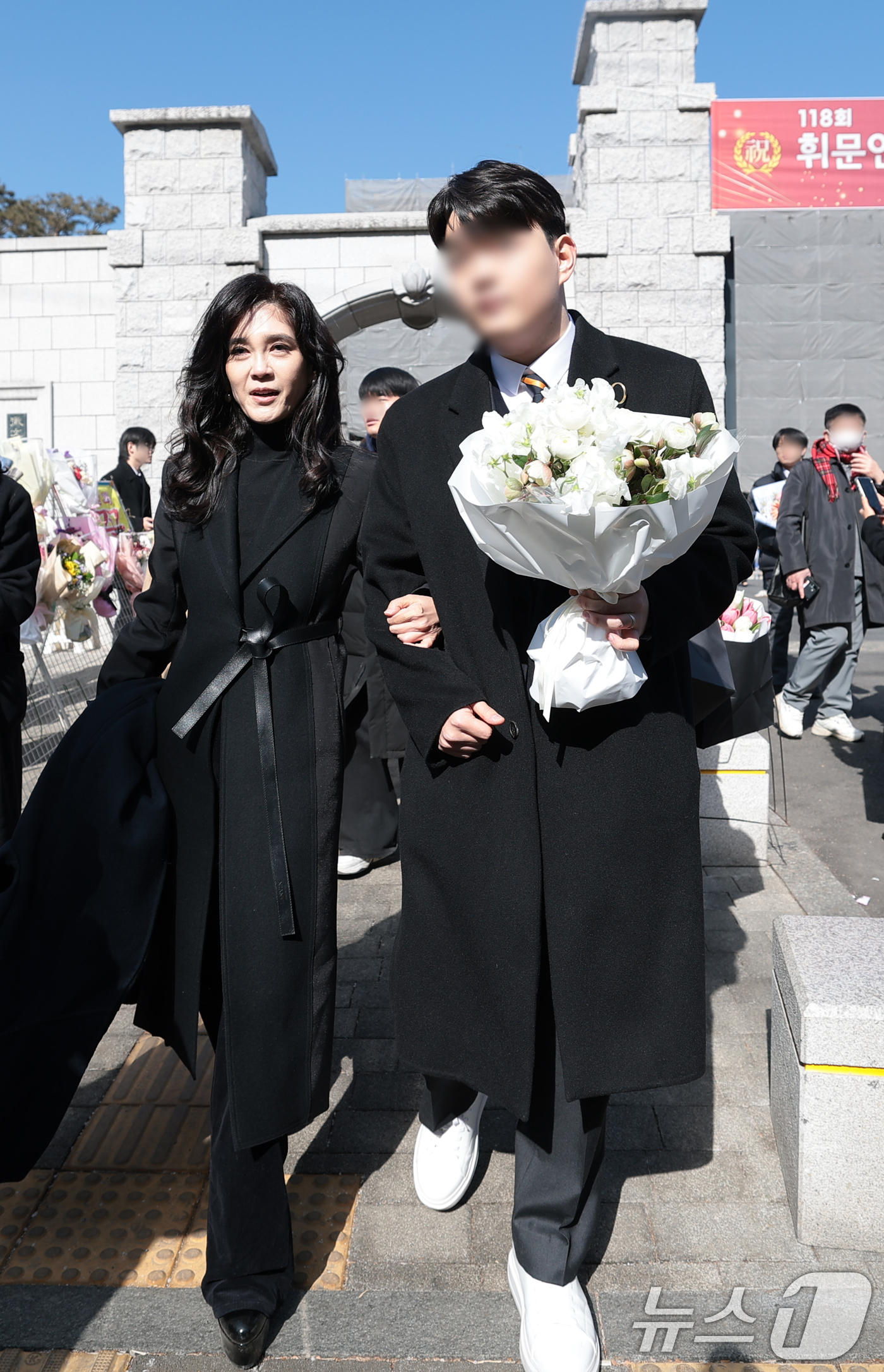 (서울=뉴스1) 권현진 기자 = 이부진 호텔신라 사장이 9일 서울 강남구 휘문고등학교에서 열린 아들 임동현군의 졸업식에 참석해 함께 이동하고 있다. 2026.2.9/뉴스1