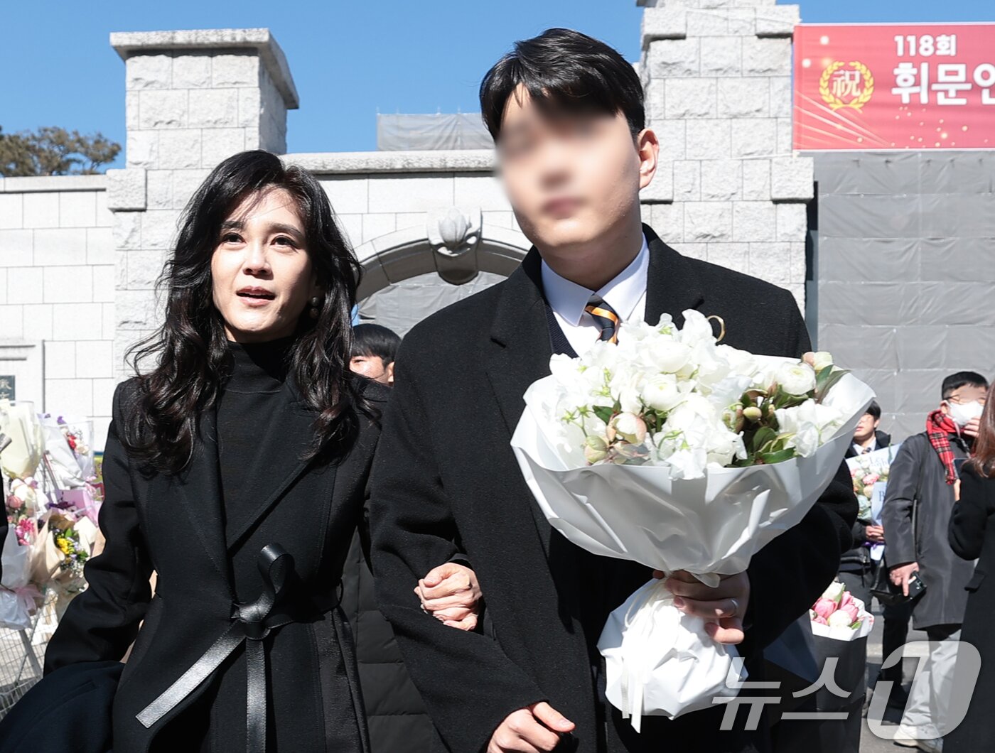 본문 이미지 - 이부진 호텔신라 사장이 9일 서울 강남구 휘문고등학교에서 열린 아들 임동현군의 졸업식에 참석해 함께 이동하고 있다. 2026.2.9 ⓒ 뉴스1 권현진 기자