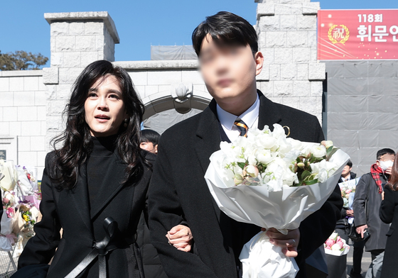 아들 졸업식 참석한 이부진