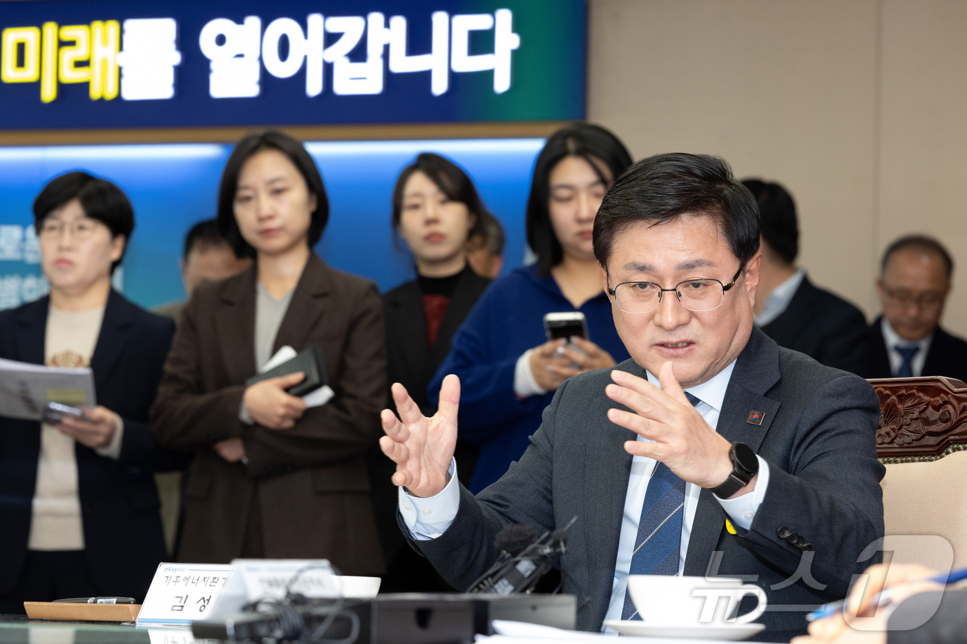 (서울=뉴스1) = 김성환 기후에너지환경부 장관이 9일 전북 전주시 소재 전북특별자치도청에서 열린 새만금 수상태양광 적기 연계를 위한 기관 간 업무협약 체결식에 참석해 인사말을 하 …