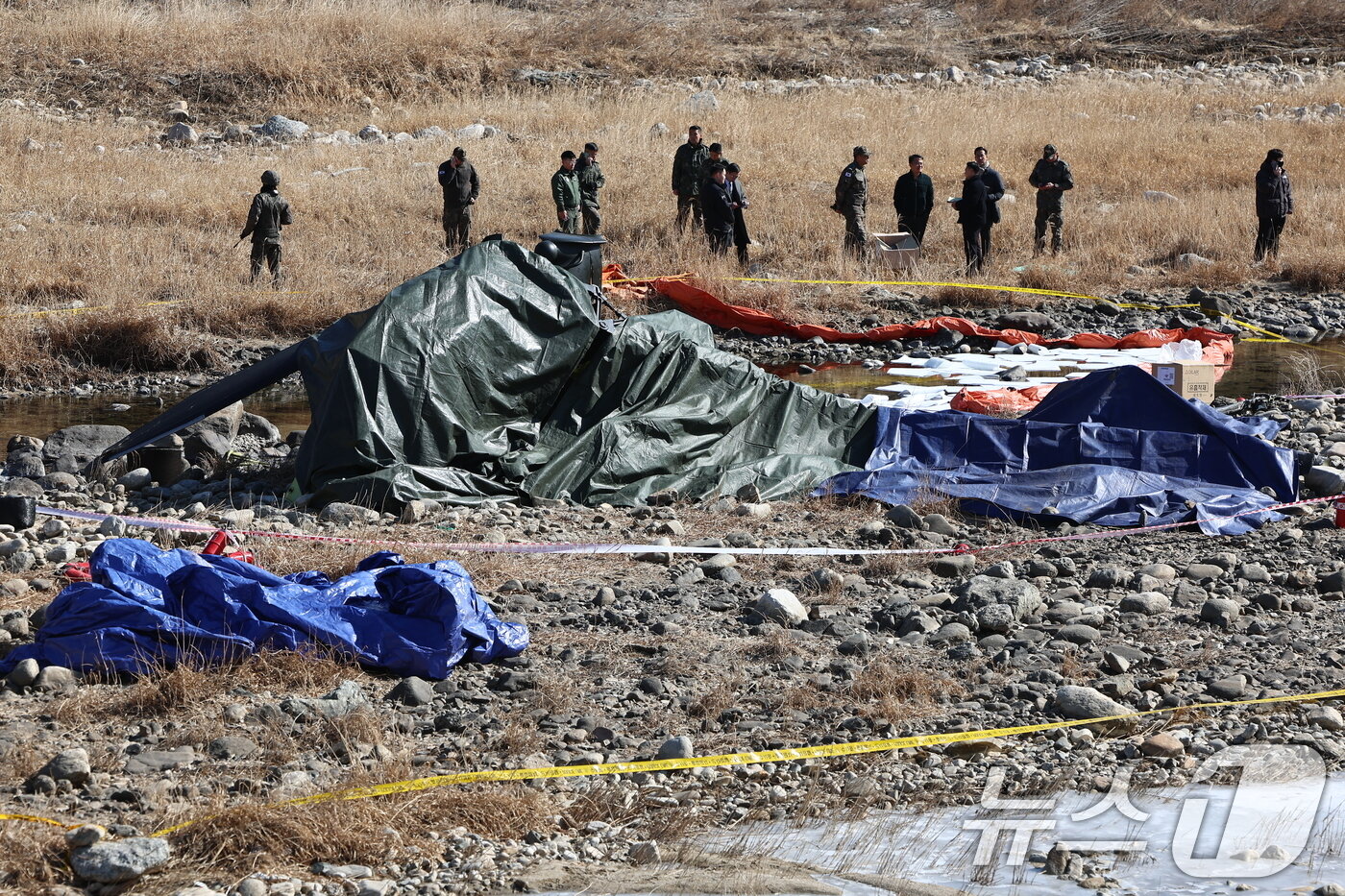 본문 이미지 - 9일 경기 가평군 조정면 현리 군 헬기(코브라 AH-1S)가 추락해 현장에서 관계자들이 사고를 수습하고 있다. 이 사고로 탑승자 2명이 심정지 상태로 병원으로 옮겨졌으나 사망했다. 2026.2.9 ⓒ 뉴스1 김도우 기자