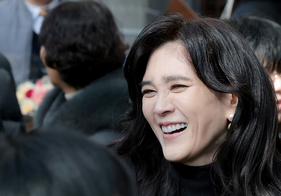 핫팩 꼭 쥐고 아들 기다리는 이부진 사장