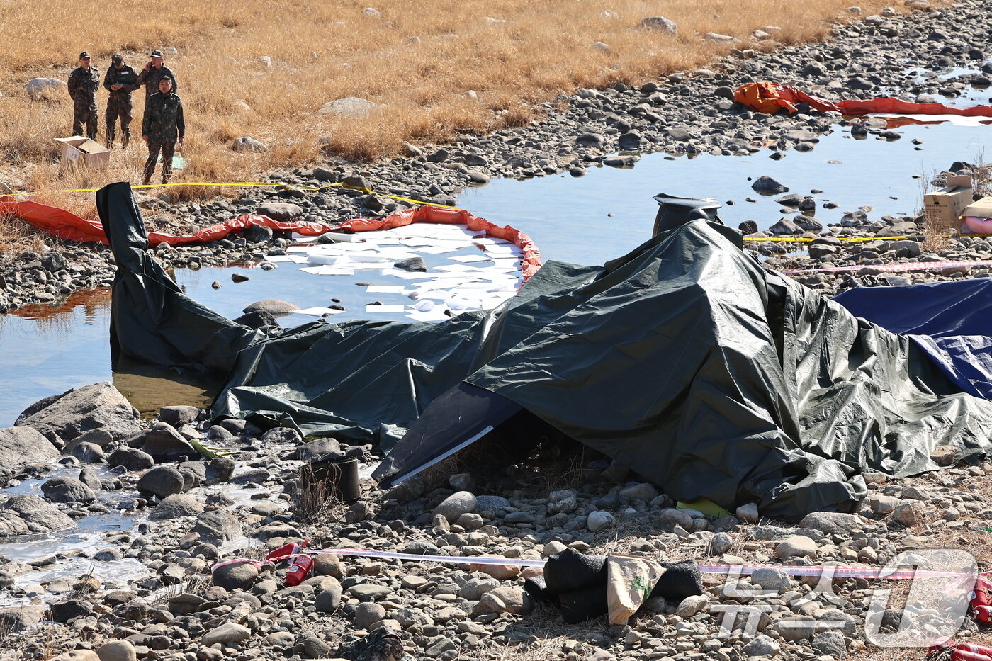 본문 이미지 - 9일 경기 가평군 조정면 현리 군 헬기(코브라 AH-1S)가 추락해 현장에서 관계자들이 사고를 수습하고 있다. 2026.2.9 ⓒ 뉴스1 김도우 기자