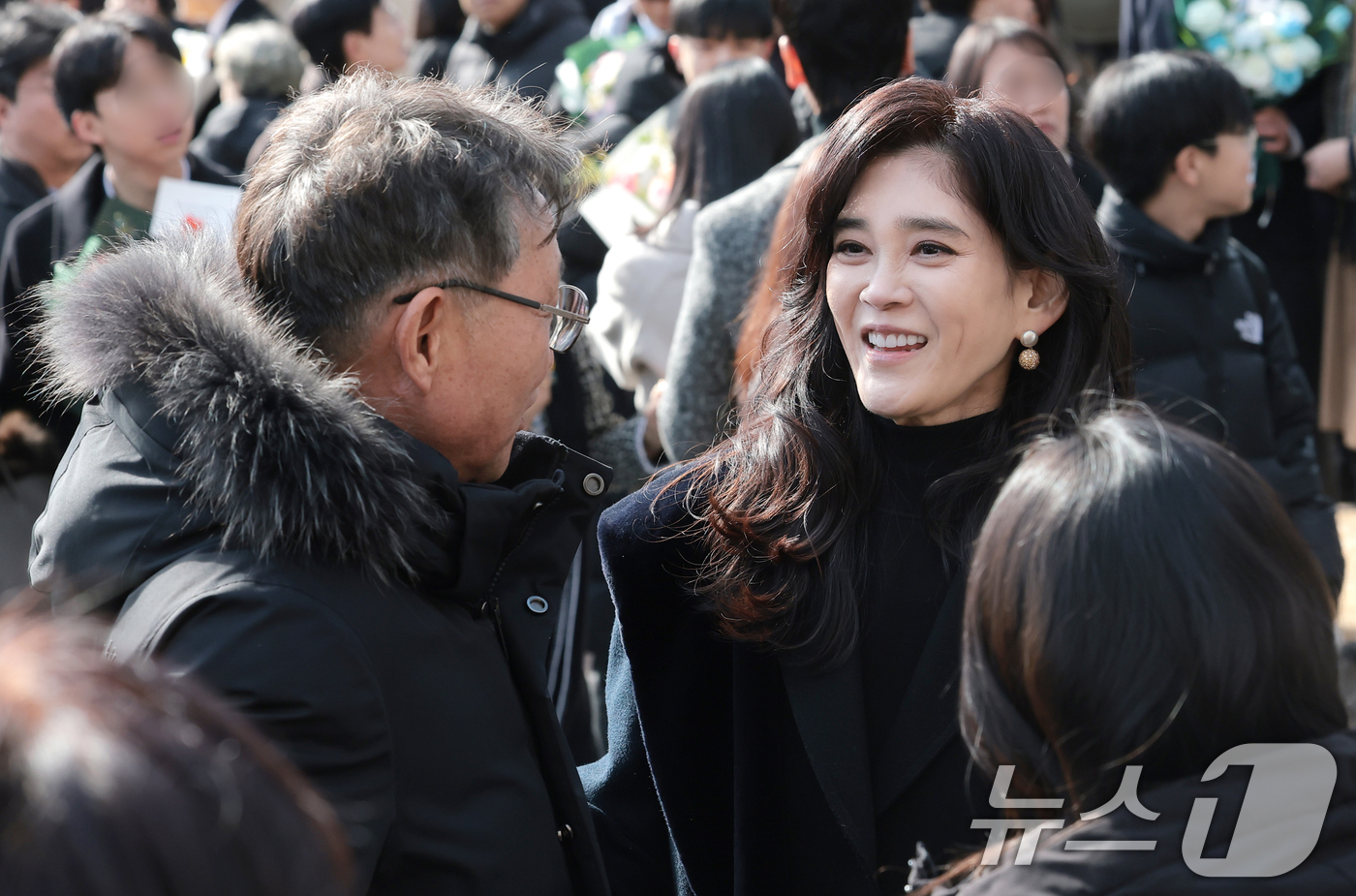 (서울=뉴스1) 권현진 기자 = 이부진 호텔신라 사장이 9일 서울 강남구 휘문고등학교에서 열린 아들 임동현군의 졸업식에 참석해 지인들과 인사를 나누고 있다. 2026.2.9/뉴스1 …