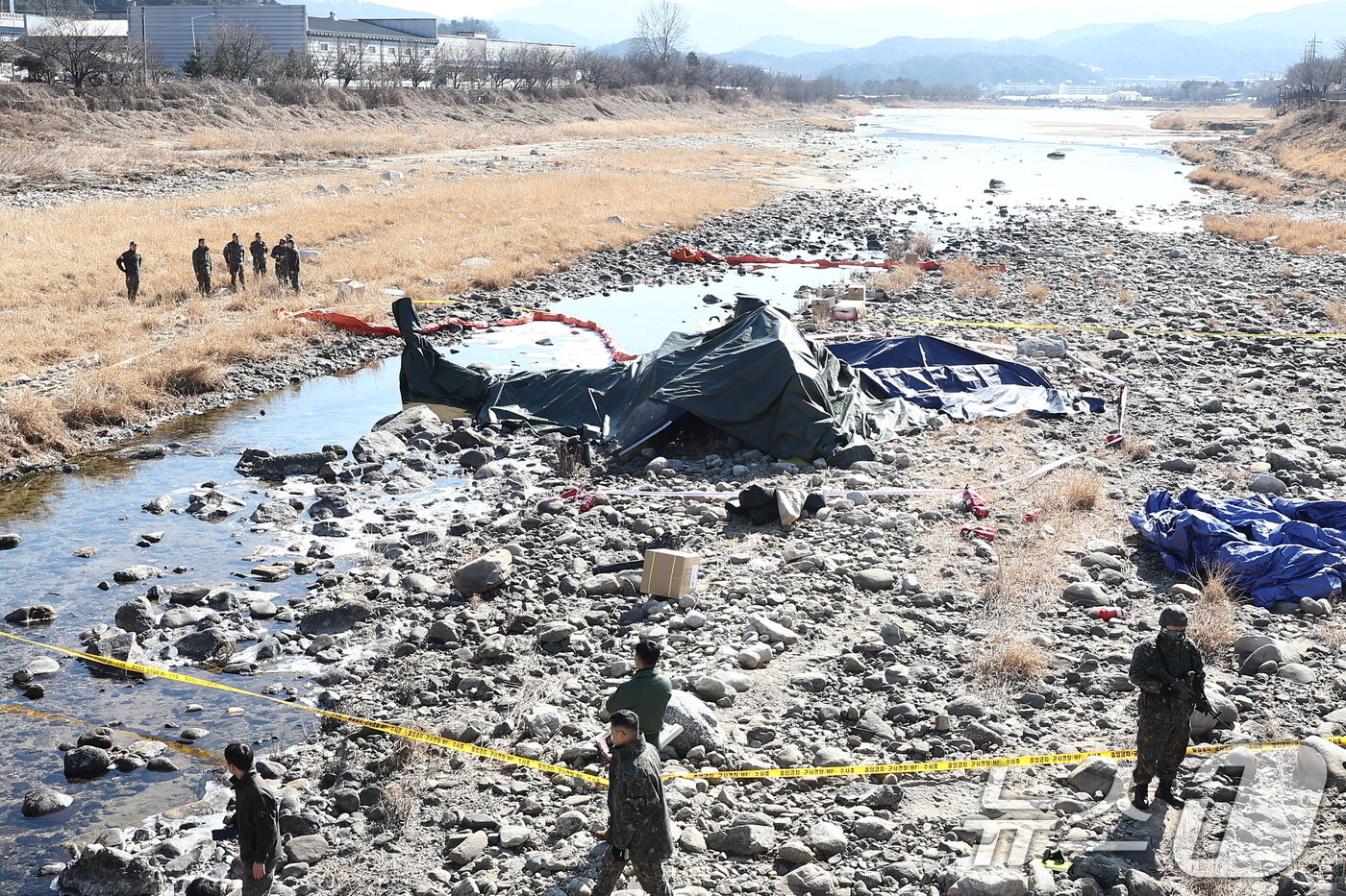 본문 이미지 - 9일 경기 가평군 조정면 현리 군 헬기(코브라 AH-1S)가 추락해 현장에서 관계자들이 사고를 수습하고 있다 ⓒ 뉴스1 김도우 기자