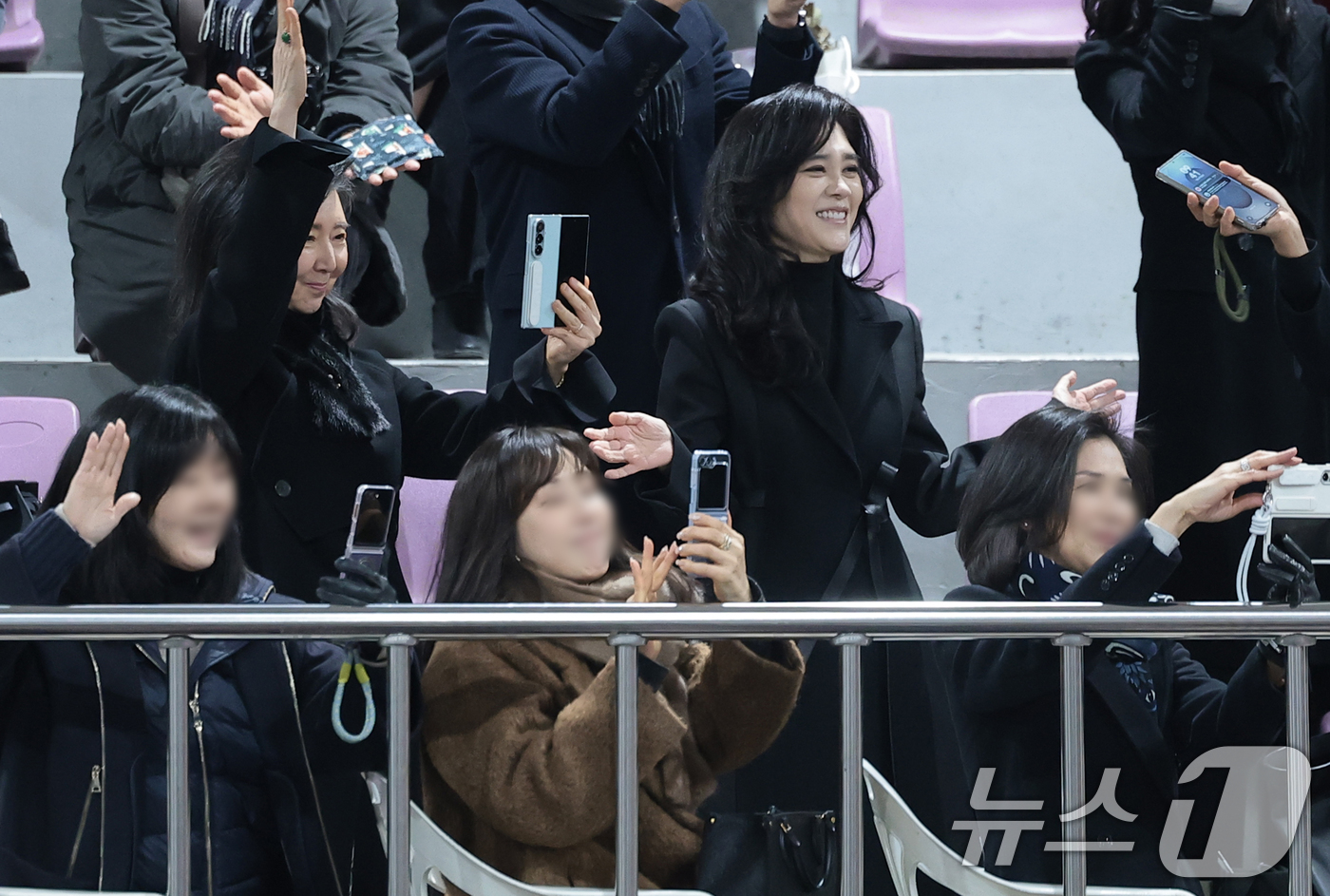 (서울=뉴스1) 권현진 기자 = 홍라영 전 삼성미술관 리움 총괄부관장(왼쪽)과 이부진 신라호텔 사징이 9일 서울 강남구 휘문고등학교에서 열린 임동현 군의 졸업식에 참석해 즐거운 시 …