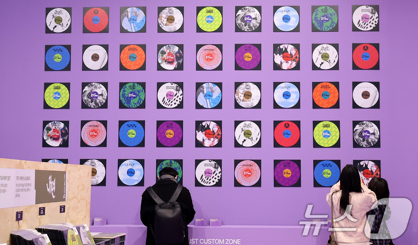 (서울=뉴스1) 박지혜 기자 = 9일 서울 중구 동대문디자인플라자(DDP) 뮤지엄 전시 2관에서 열린 캠페인형 전시 ‘울트라백화점 서울’ Vol.2에서 관람객들이 전시를 관람하고 …