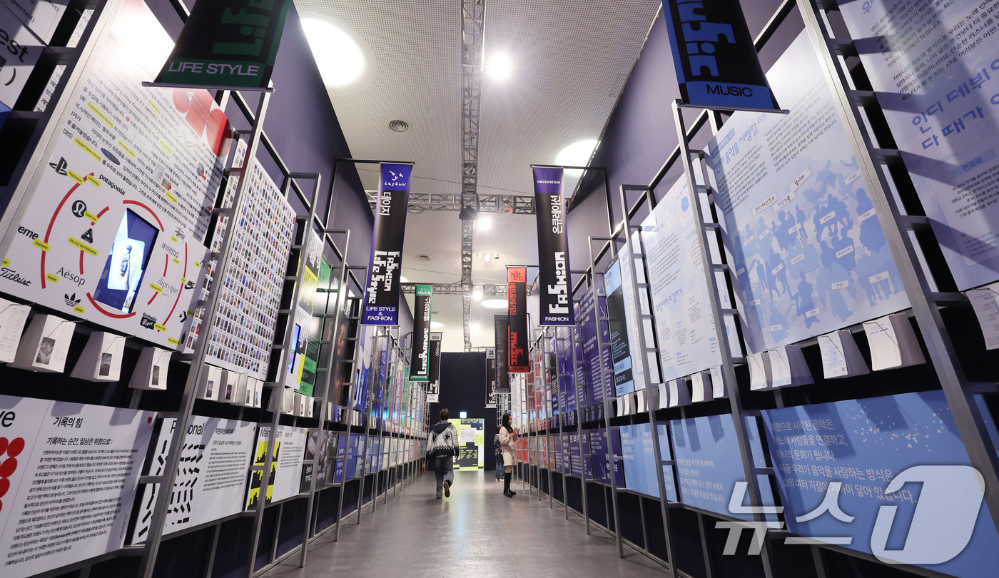 (서울=뉴스1) 박지혜 기자 = 9일 서울 중구 동대문디자인플라자(DDP) 뮤지엄 전시 2관에서 열린 캠페인형 전시 ‘울트라백화점 서울’ Vol.2에서 관람객들이 전시를 관람하고 …