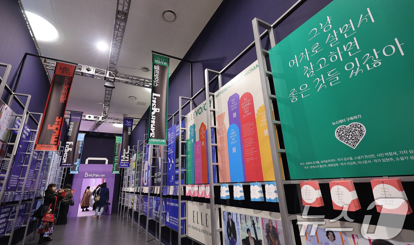 본문 이미지 - 9일 서울 중구 동대문디자인플라자(DDP) 뮤지엄 전시 2관에서 열린 캠페인형 전시 ‘울트라백화점 서울’ Vol.2에서 관람객들이 전시를 관람하고 있다.  2026.2.9 ⓒ 뉴스1 박지혜 기자