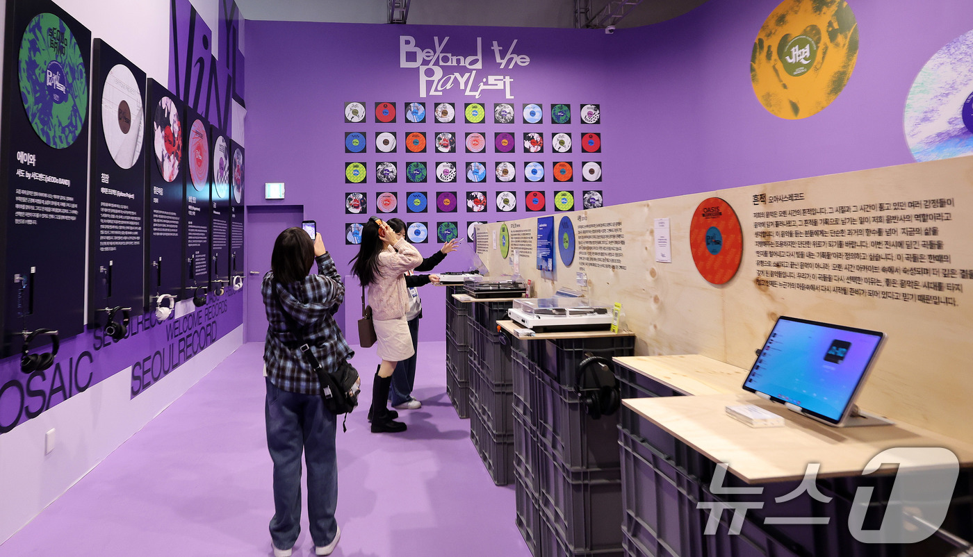 (서울=뉴스1) 박지혜 기자 = 9일 서울 중구 동대문디자인플라자(DDP) 뮤지엄 전시 2관에서 열린 캠페인형 전시 ‘울트라백화점 서울’ Vol.2에서 관람객들이 전시를 관람하고 …