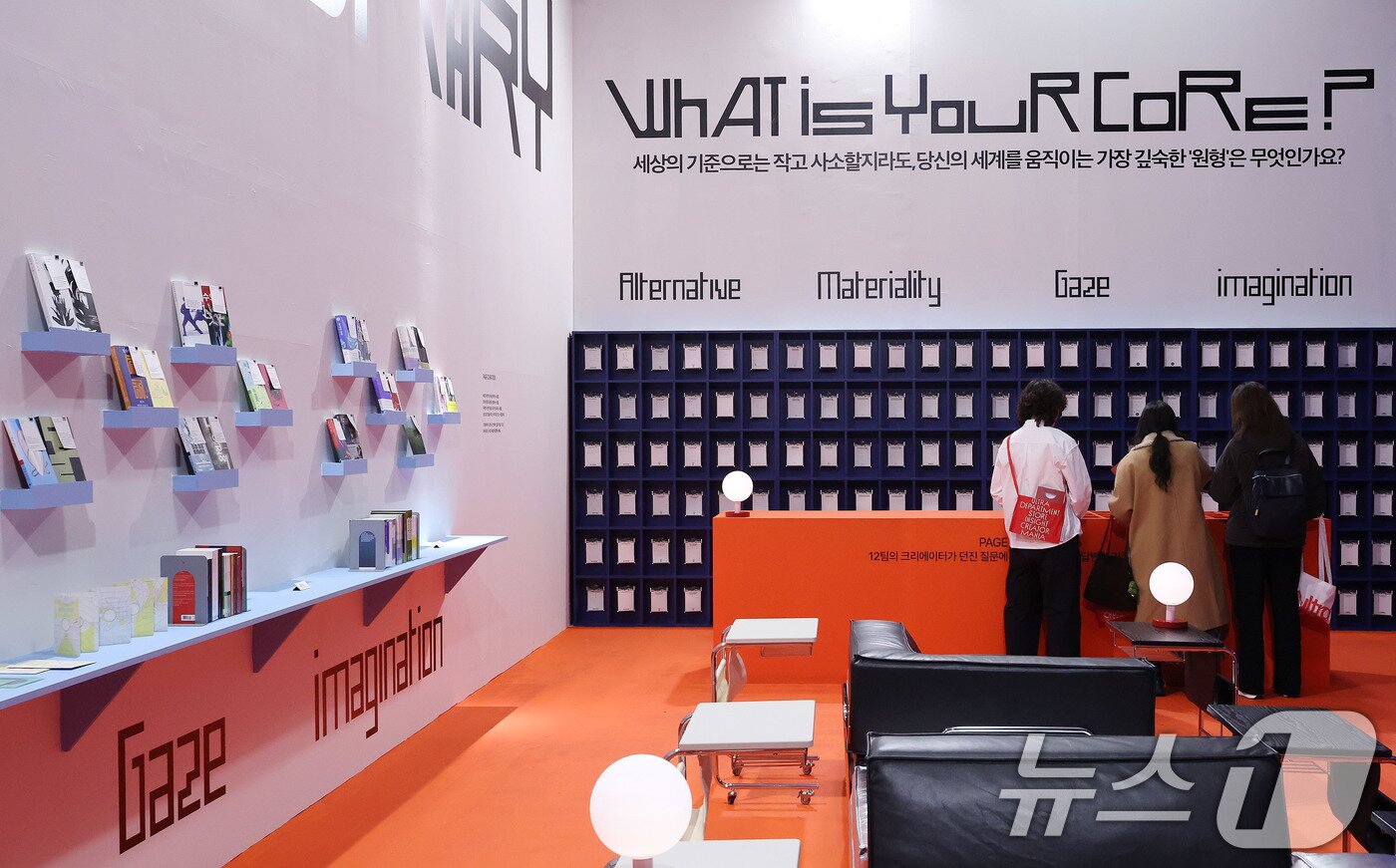 본문 이미지 - 서울 중구 동대문디자인플라자(DDP) 뮤지엄 전시 2관에서 열린 캠페인형 전시 ‘울트라백화점 서울’ Vol.2에서 관람객들이 전시를 관람하고 있다. 2026.2.9 ⓒ 뉴스1 박지혜 기자