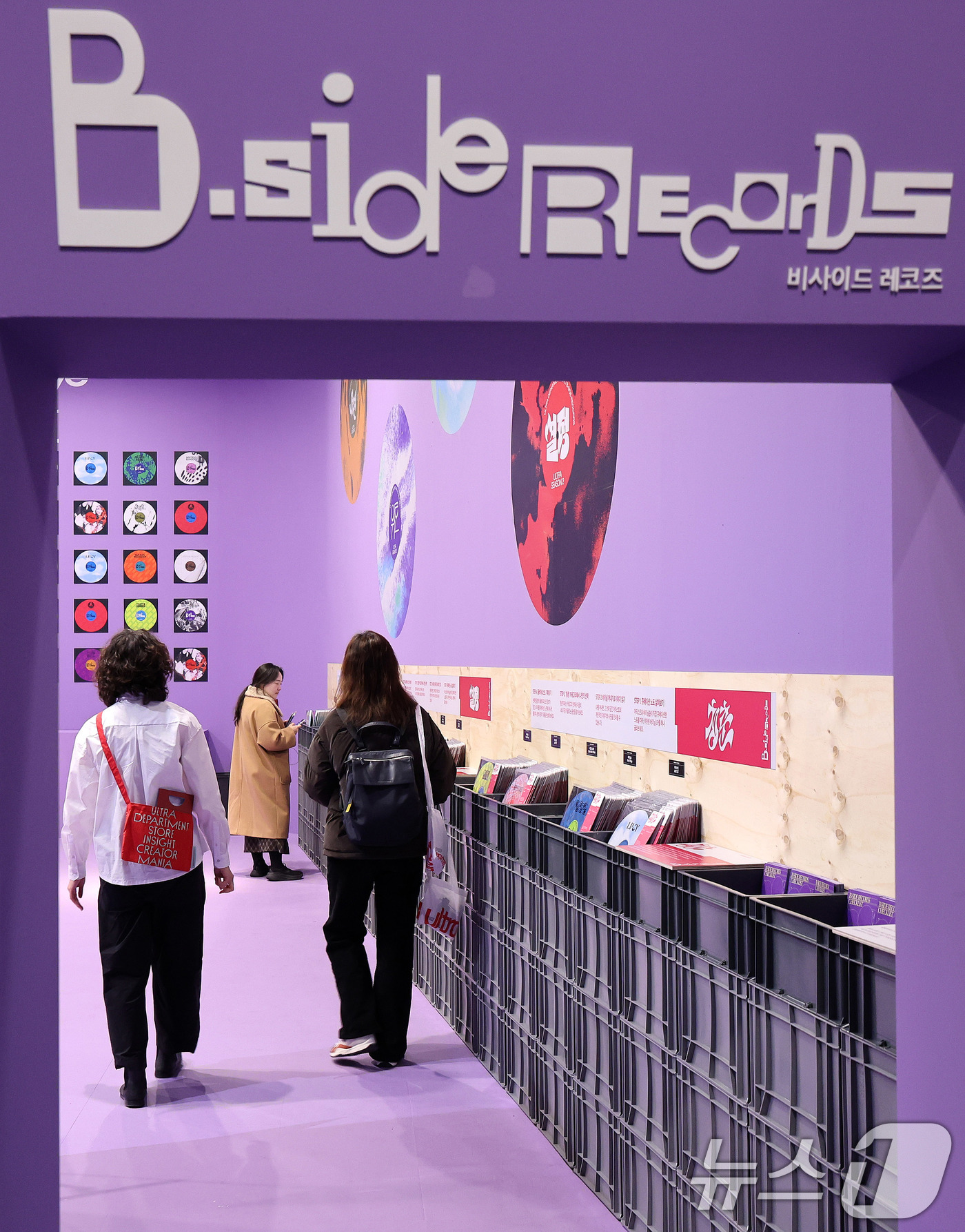 (서울=뉴스1) 박지혜 기자 = 9일 서울 중구 동대문디자인플라자(DDP) 뮤지엄 전시 2관에서 열린 캠페인형 전시 ‘울트라백화점 서울’ Vol.2에서 관람객들이 전시를 관람하고 …