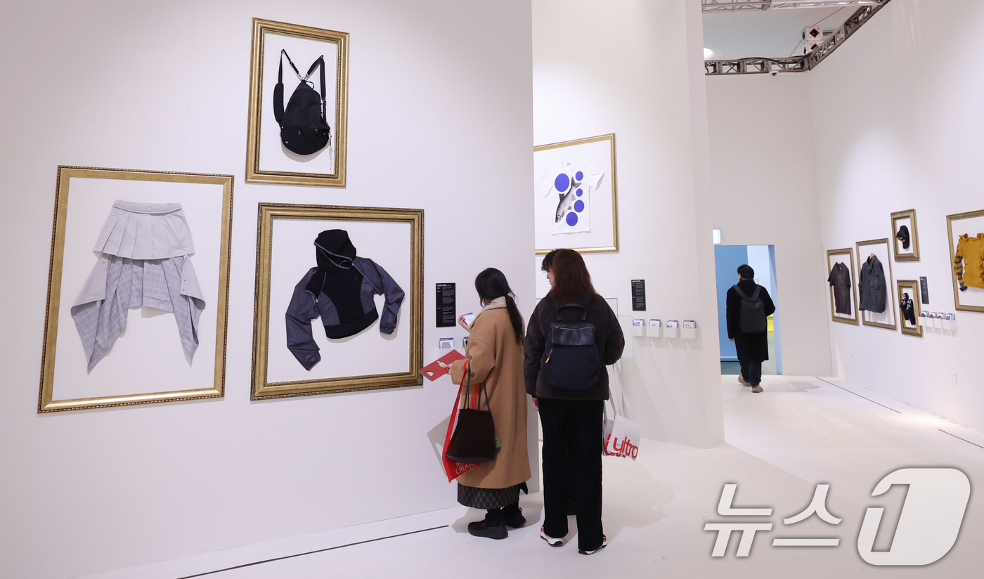 (서울=뉴스1) 박지혜 기자 = 9일 서울 중구 동대문디자인플라자(DDP) 뮤지엄 전시 2관에서 열린 캠페인형 전시 ‘울트라백화점 서울’ Vol.2에서 관람객들이 전시를 관람하고 …