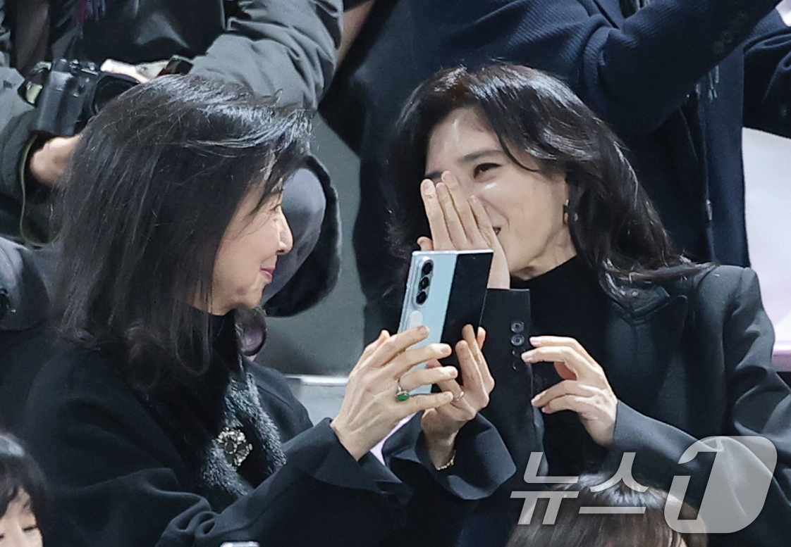 (서울=뉴스1) 권현진 기자 = 홍라영 전 삼성미술관 리움 총괄부관장(왼쪽)과 이부진 신라호텔 사징이 9일 서울 강남구 휘문고등학교에서 열린 임동현 군의 졸업식에 참석해 대화를 나 …