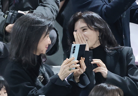 대화 나누는 이부진 사장과 홍라영 전 리움 총괄부관장