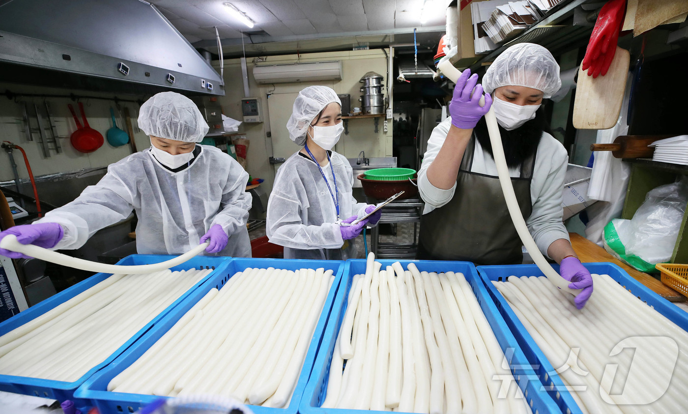 (광주=뉴스1) 박지현 기자 = 9일 광주 북구청 위생과 식품가공팀 직원들이 신용동의 한 떡방앗간에서 설 명절을 앞두고 식품 위생 관리 지도 점검을 실시하고 있다. (광주 북구 제 …