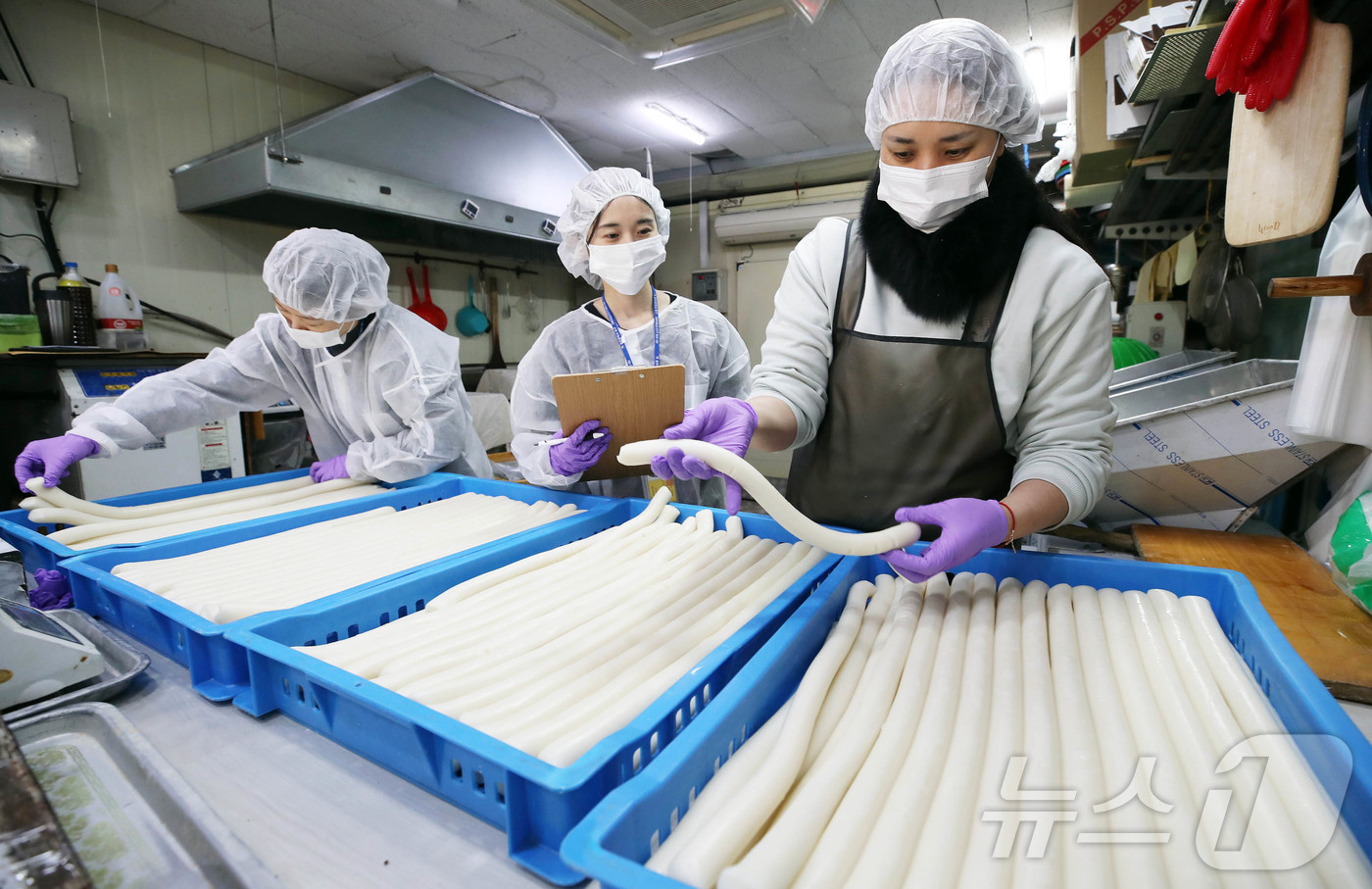 (광주=뉴스1) 박지현 기자 = 9일 광주 북구청 위생과 식품가공팀 직원들이 신용동의 한 떡방앗간에서 설 명절을 앞두고 식품 위생 관리 지도 점검을 실시하고 있다. (광주 북구 제 …