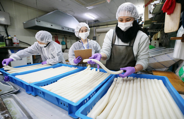 설 앞두고 분주한 떡방앗간