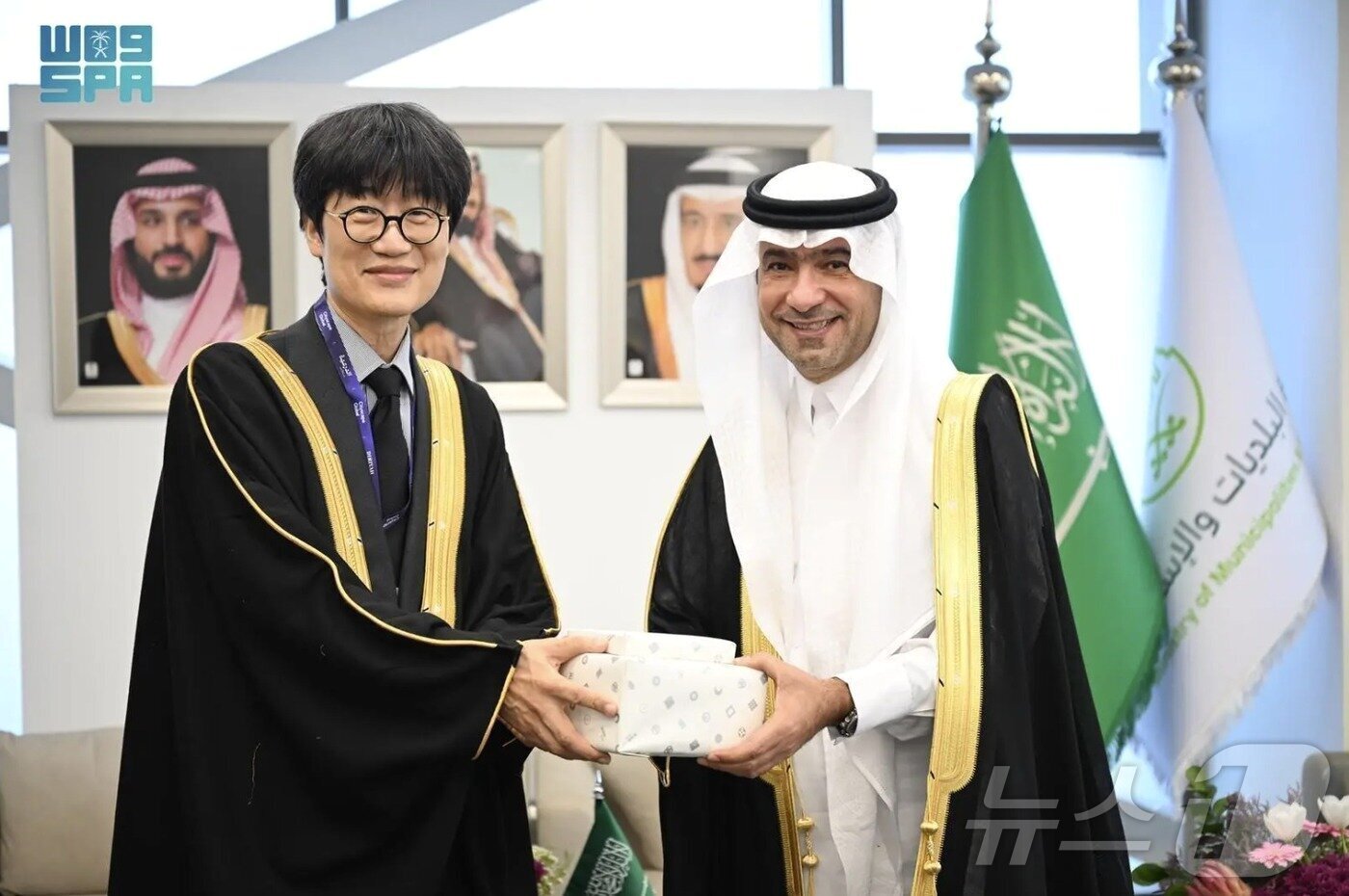 본문 이미지 - 이해진 네이버 이사회 의장(왼쪽)이 사우디 리야드에서 열린 건축·부동산 전시회 '시티스케이프 글로벌 2025'에 18일(현지시간) 참석해 마제드 알 호가일 사우디 자치행정주택부 장관과 회동했다. 2025.11.18. (사우디 국영 통신 SPA 제공)