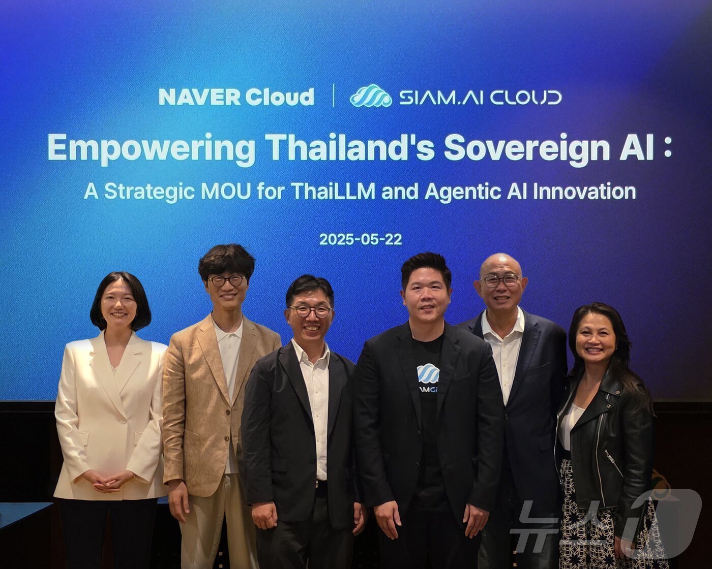 본문 이미지 - 네이버클라우드가 '시암 AI 클라우드'와 태국어 기반 LLM 및 관광 특화 AI 에이전트 구현을 위한 업무협약을 체결하고 기념사진을 촬영 중이다. (왼쪽부터) 최수연 네이버 대표, 이해진 네이버 이사회 의장, 김유원 네이버클라우드 대표, 라따나폰 웡나파찬트 시암 AI 클라우드 대표, 레이몬드 테(Raymond Teh) 엔비디아 APAC 총괄 대표, 회이 데이비스(Hue Davis) 엔비디아 APAC NCP 총괄. 2025.05.23. (네이버클라우드 제공)