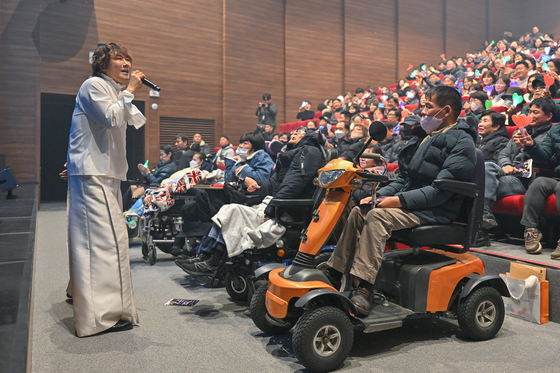 "잊지 못할 하루"…광주서 장애인 위한 '누워서 보는 콘서트' 열려