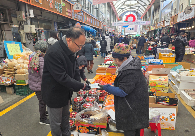 "공직자 먼저 장바구니 들자"…양양군 전통시장 장보기 캠페인