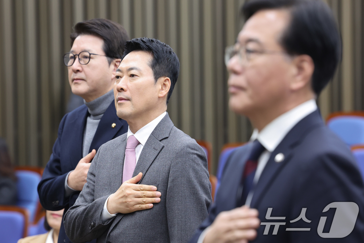 (서울=뉴스1) 신웅수 기자 = 장동혁 국민의힘 대표와 송언석 원내대표가 9일 서울 여의도 국회에서 열린 의원총회에서 국민의례를 하고 있다. 2026.2.9/뉴스1