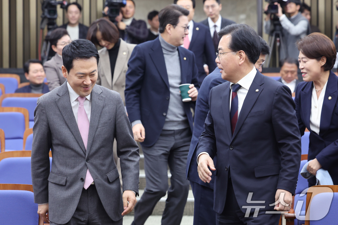 (서울=뉴스1) 신웅수 기자 = 장동혁 국민의힘 대표와 송언석 원내대표가 9일 서울 여의도 국회에서 열린 의원총회에 참석하고 있다. 2026.2.9/뉴스1