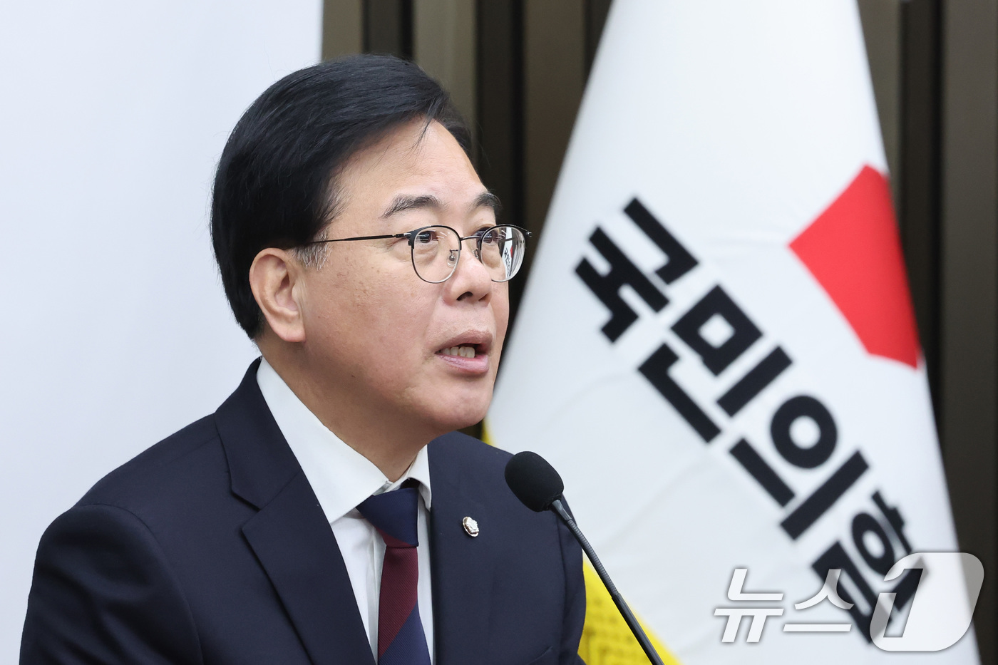 (서울=뉴스1) 신웅수 기자 = 송언석 국민의힘 원내대표가 9일 서울 여의도 국회에서 열린 의원총회에서 발언하고 있다. 2026.2.9/뉴스1